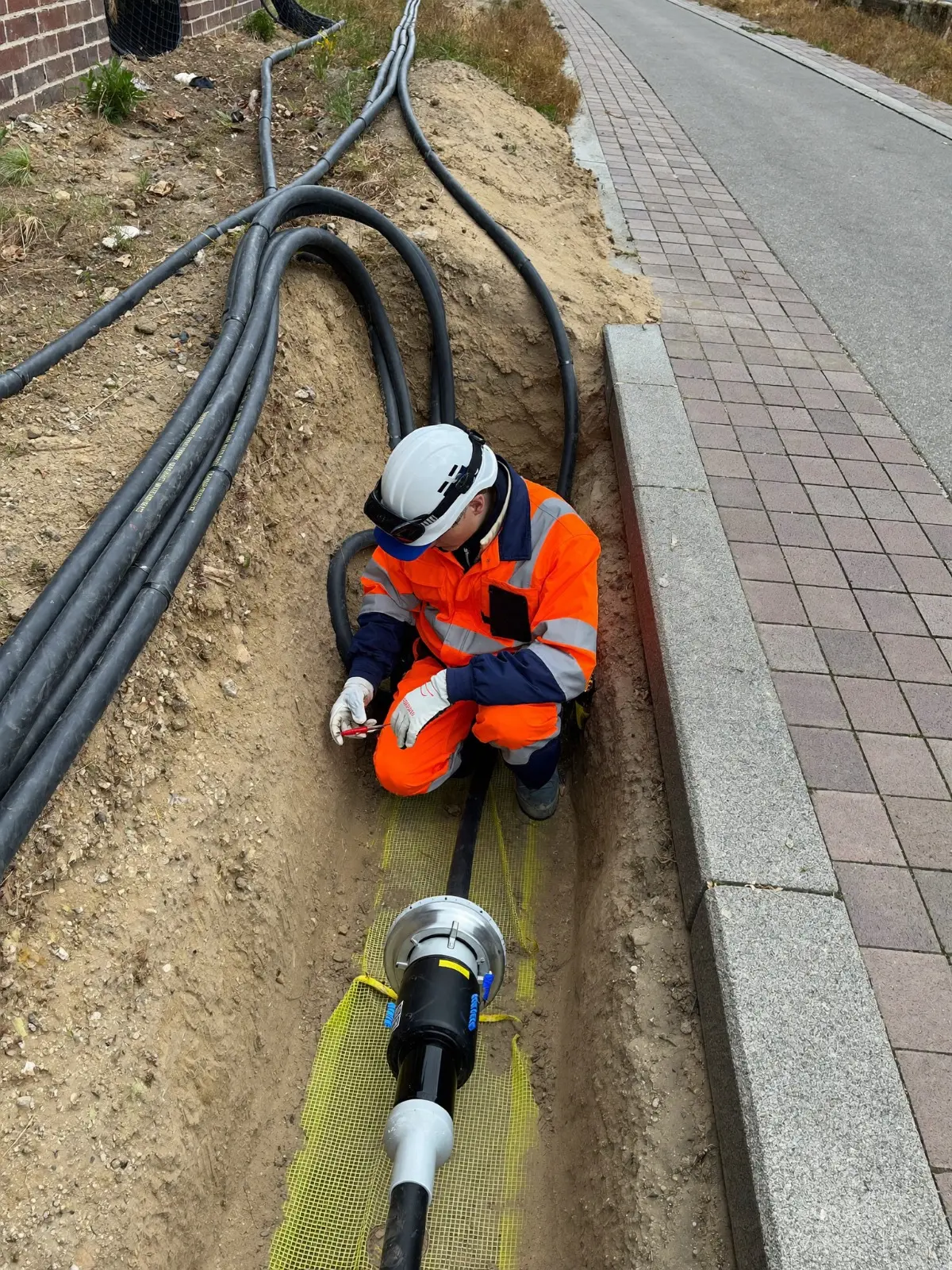 Laadpalen, openbare verlichting en saneringen — vakkundig aangelegd en aangesloten.