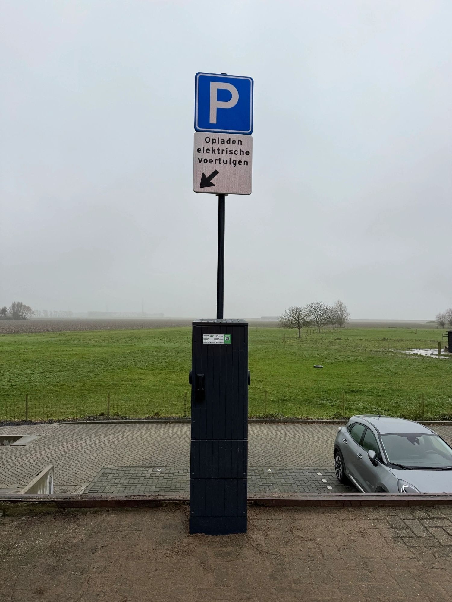 Laadpalen in een woonwijk