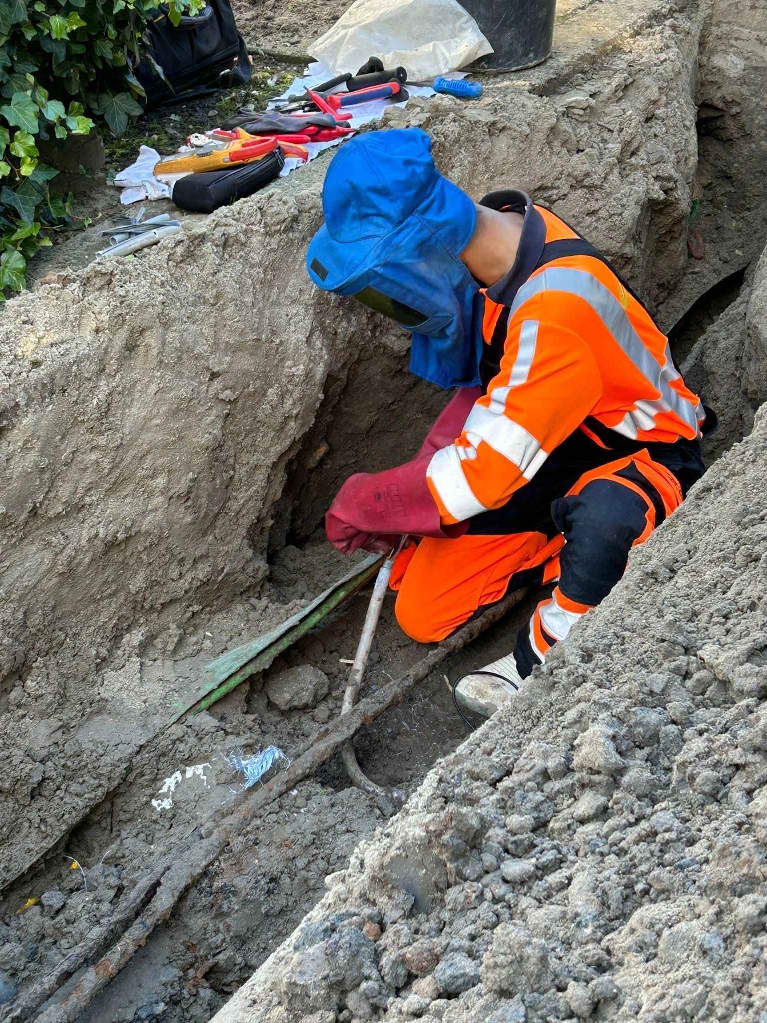 Monteurs van ATEG INFRA werken samen in een sleuf
