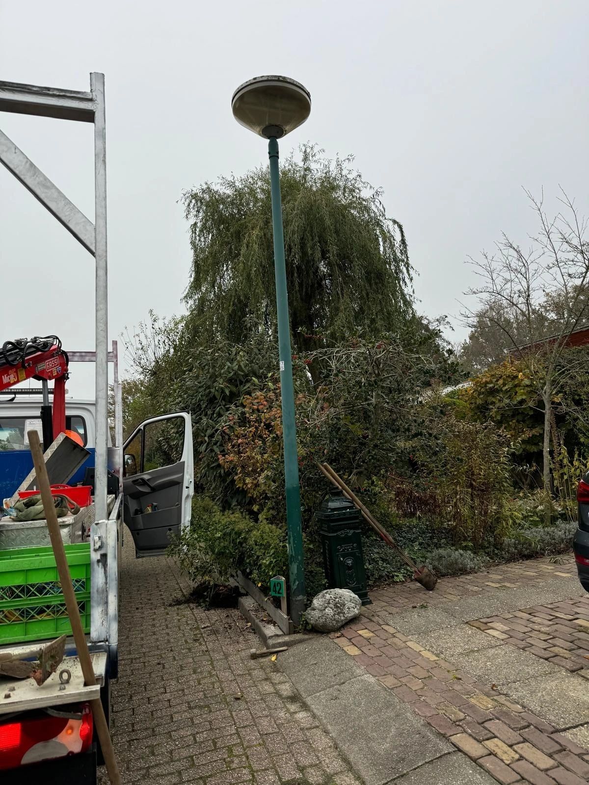Openbare verlichtingsmasten in een woonwijk